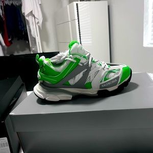 Brand new balenciaga shoes never used original box whit it !! Size 7 runs big